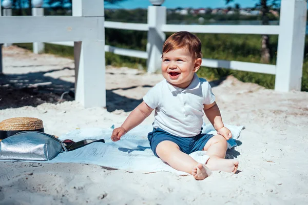 Petit garçon assis sur le sable — Photo