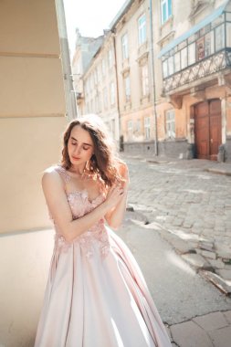 Şık bir gece elbisesi giymiş bir kadın.