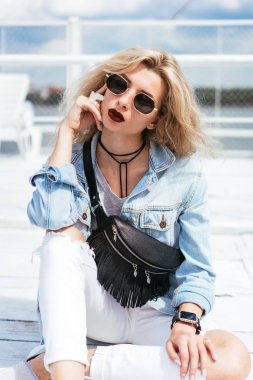 Bir çanta ile sarışın kadın