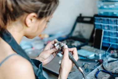 Kız takı ticaret yapan