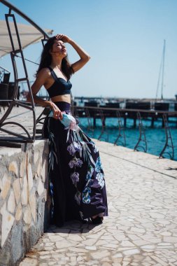 Rıhtımda genç ve güzel bir kadın