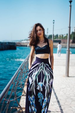 Rıhtımda genç ve güzel bir kadın