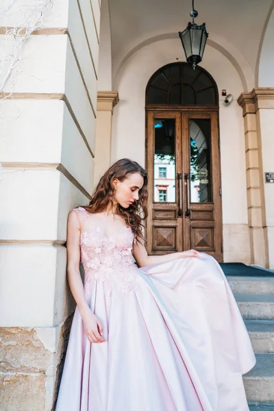 Frau im eleganten Abendkleid — Stockfoto