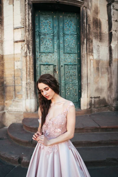 Şık bir gece elbisesi giymiş bir kadın.