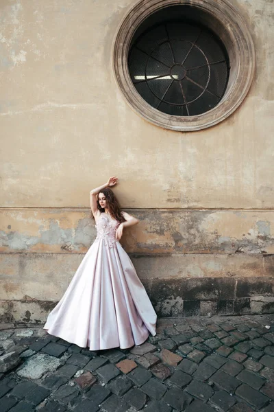 Kvinna i en elegant aftonklänning — Stockfoto