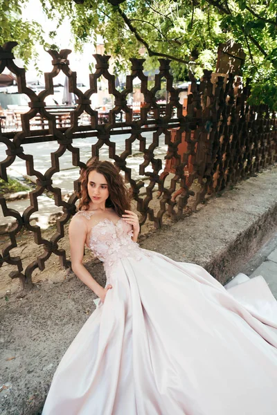 Şık bir gece elbisesi giymiş bir kadın.