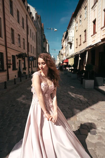 Şık bir gece elbisesi giymiş bir kadın.