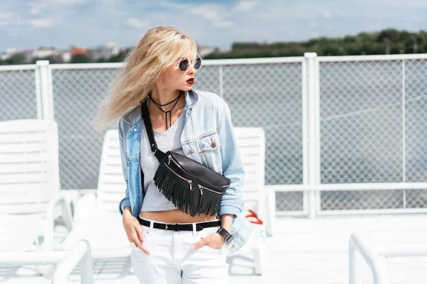 Bir çanta ile sarışın kadın