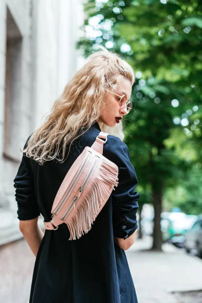 Блондинка з сумкою — стокове фото