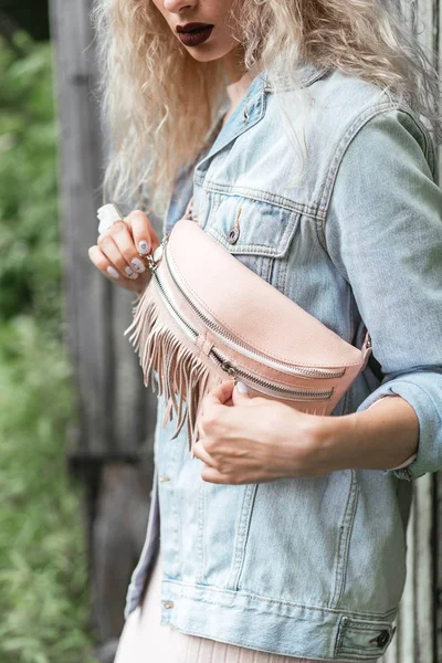 Donna bionda con una borsa — Foto Stock