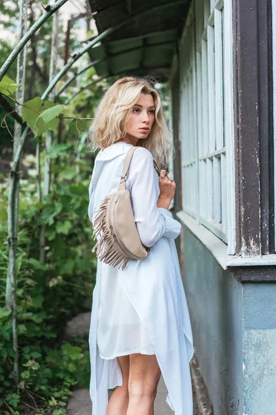 Blonde woman with a bag — Stock Photo, Image