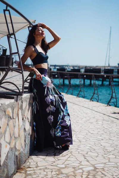 Rıhtımda genç ve güzel bir kadın