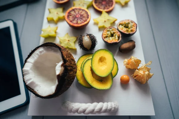 Exotic fruit platter. — Stock Photo, Image