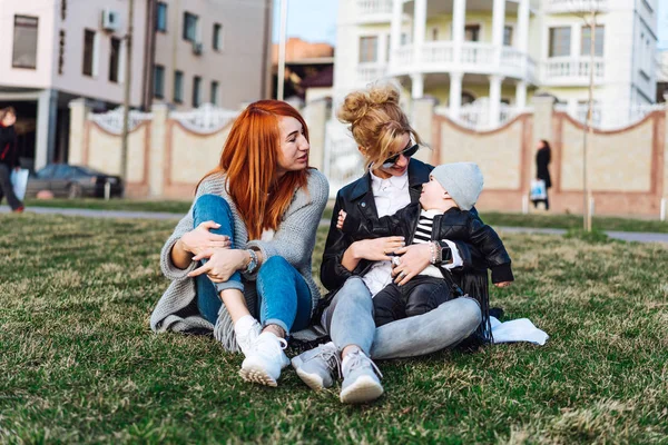 Mom and aunt play with a boy in the Park — Stock Photo, Image