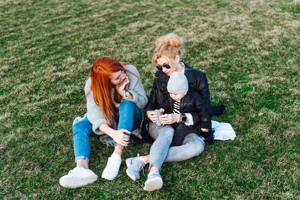 Mãe e tia brincam com um menino no parque — Fotografia de Stock