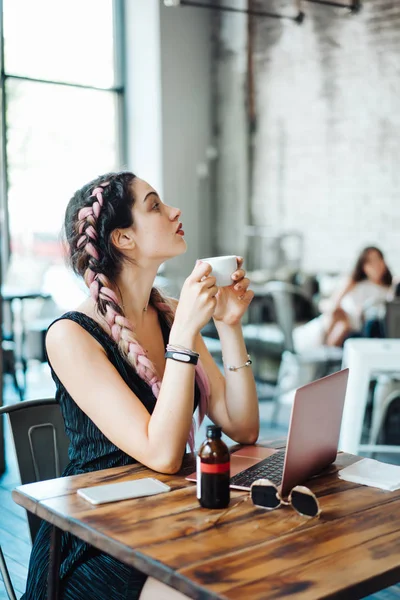 Giovane donna seduta in caffetteria — Foto Stock