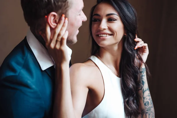 Beau, jeune couple posant sur la caméra à l'intérieur — Photo