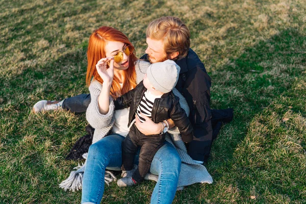 Щаслива мама тато і син обіймаються в парку — стокове фото