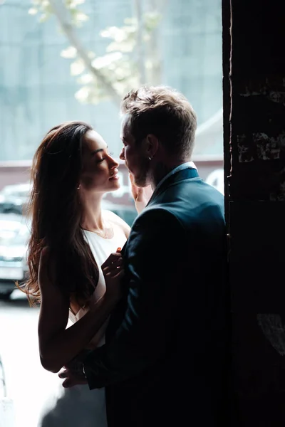 Paar posiert in der Tür — Stockfoto