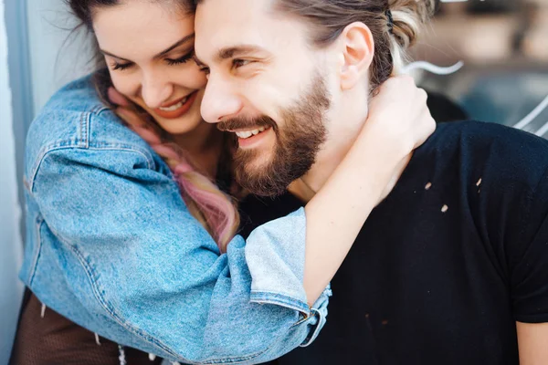 # Genç adam ve kadın sahnede #