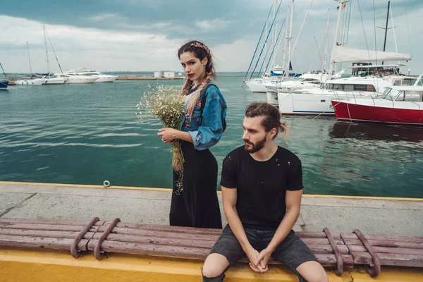 Adam ve kız rıhtımda