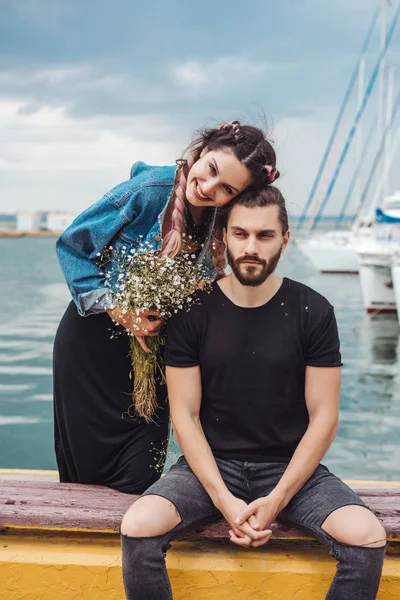 Guy en meisje op pier — Stockfoto
