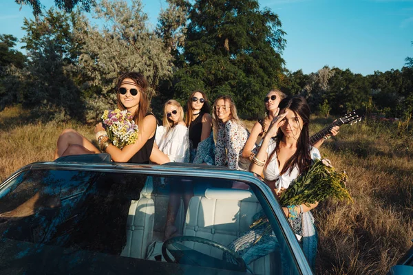 Seis meninas se divertir no campo — Fotografia de Stock