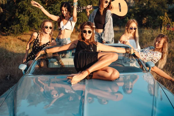 Seis meninas se divertir no campo — Fotografia de Stock