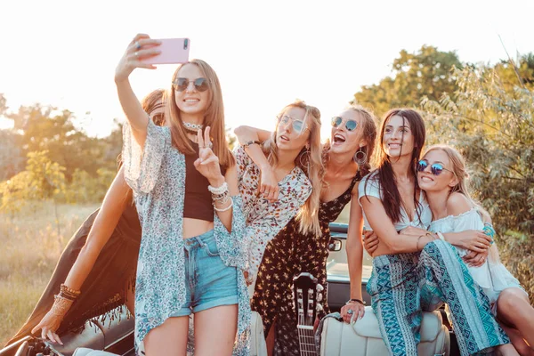 Seis meninas bonitas fazer selfie — Fotografia de Stock