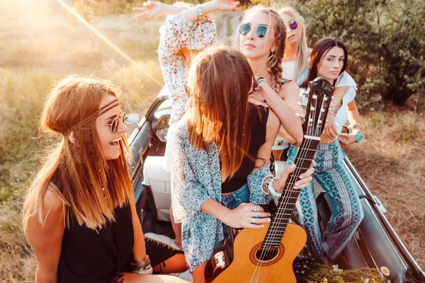 Cinco meninas se divertir no campo — Fotografia de Stock