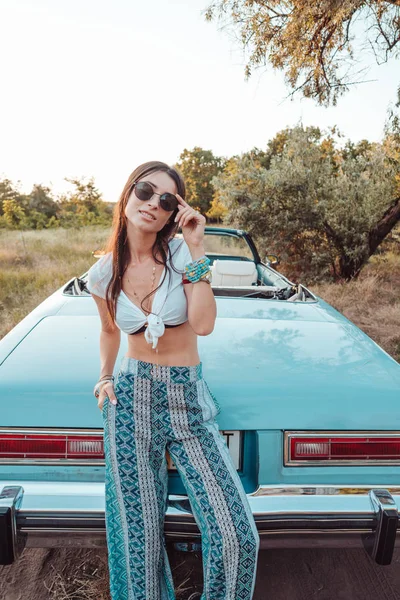 Menina posando em um cabriolet fundo — Fotografia de Stock