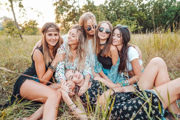 Zes meisjes in de natuur zitten op het gras. — Stockfoto