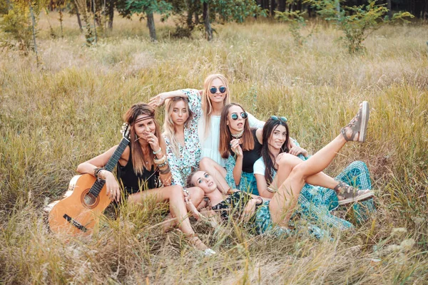 Sex flickor i naturen sitter på gräset. — Stockfoto