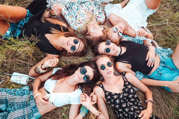 Sex flickor ligger på gräset — Stockfoto