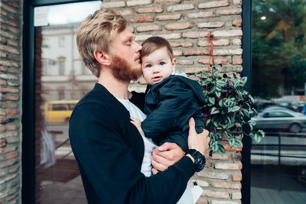 Vader met een kleine zoon in zijn armen — Stockfoto