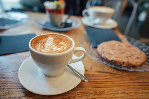 Kapuçino güzel köpük ve Kupası'nda kaşık ile