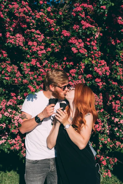 Parkta dondurma yiyen bir çift.