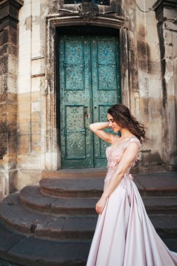 Şık bir gece elbisesi giymiş bir kadın.