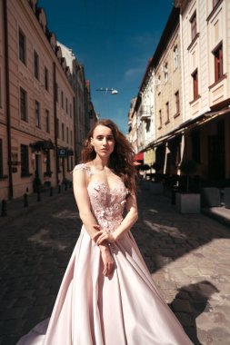 Şık bir gece elbisesi giymiş bir kadın.