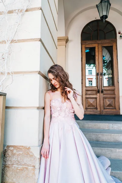 Mujer en un vestido de noche con estilo —  Fotos de Stock