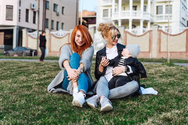 Mom and aunt play with a boy in the Park — Stock Photo, Image
