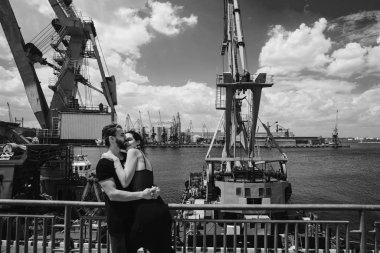 Adam ve kız rıhtımda.