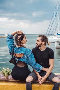 Adam ve kız rıhtımda