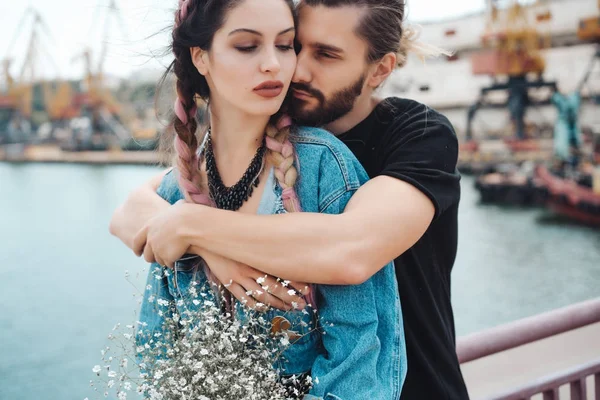 Guy and girl on pier — Stock Photo, Image