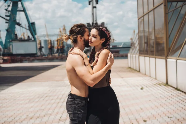 Un mec et une fille posent dans le port — Photo