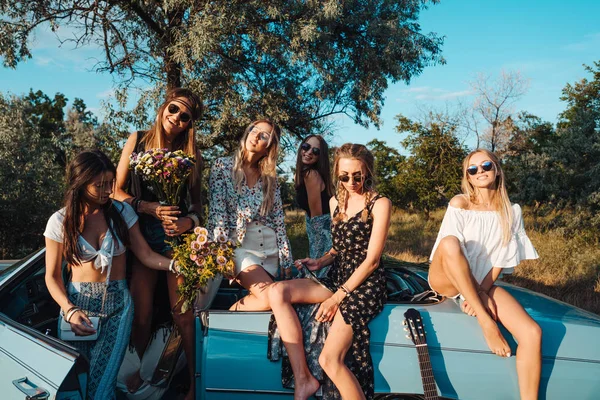 Sex tjejer har kul på landet — Stockfoto