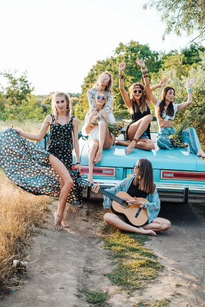Sechs Mädchen haben Spaß auf dem Land — Stockfoto