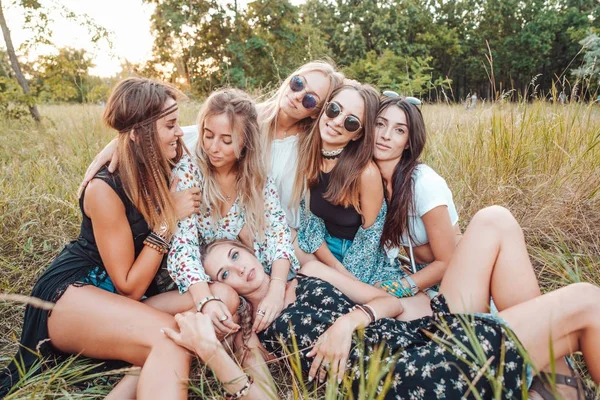 Seis meninas na natureza estão sentadas na grama. — Fotografia de Stock