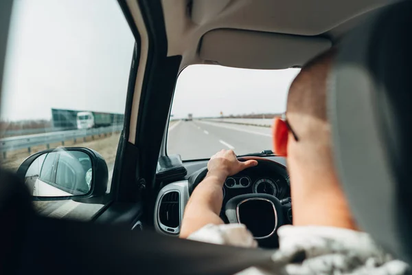 The man in the car traveling on the road — Stock Photo, Image