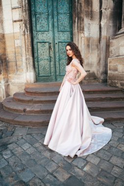 Şık bir gece elbisesi giymiş bir kadın.